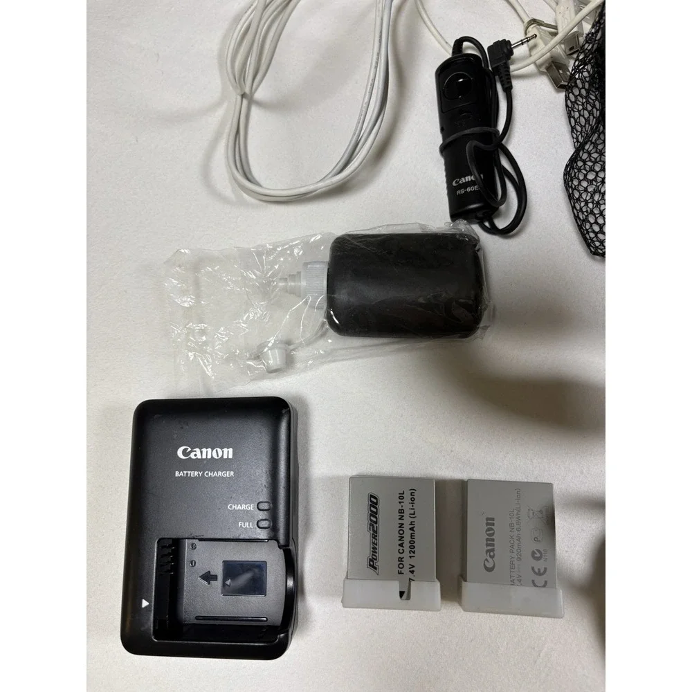 Canon PowerShot SX50 HS 12.1MP Digital Camera Bundle Bag 2-Batteries 32GB SD Kit